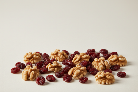crea una imagen de solo nueces extra light y arandanos deshidratados